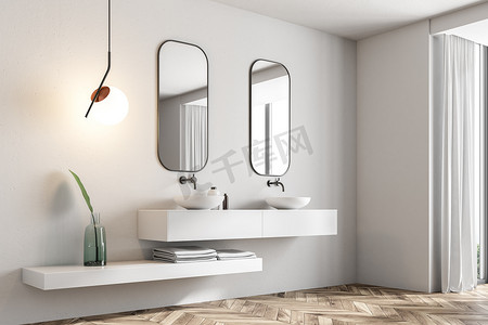 浴室角落里有白色的墙壁, 一个双水槽站在白色的台面上, 两个垂直的镜子挂在上面。一层木地板。3d 渲染模拟
