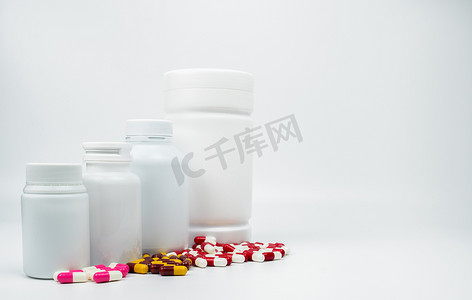 合理化配置摄影照片_带有空白标签的抗生素胶囊丸和塑料瓶, 在白色背景上与复印空间隔离。耐药性概念。合理和全球医疗保健概念的抗生素用药.