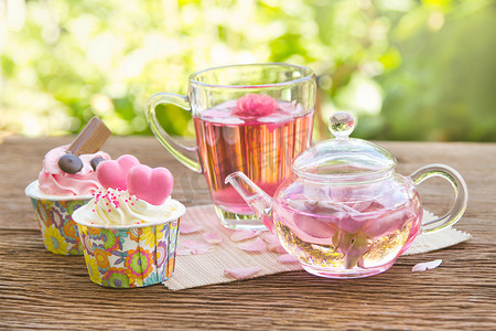 下午茶伤，玫瑰茶与茶罐在花园里