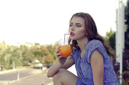 橘子摄影照片_女孩她手里拿着桔子