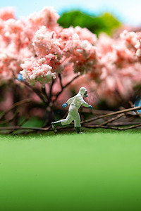小清新草地蓝天摄影照片_樱花树下的医护人员奔跑的身影
