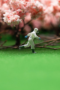 风险图片摄影照片_樱花树旁的医护人员奔跑的身影