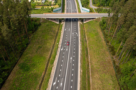 A1号公路（维尔纽斯、里加和塔林之间），拉脱维亚Saulkrasti附近的路段，空中景观