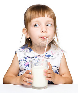 可爱的小女孩喝牛奶使用吸管
