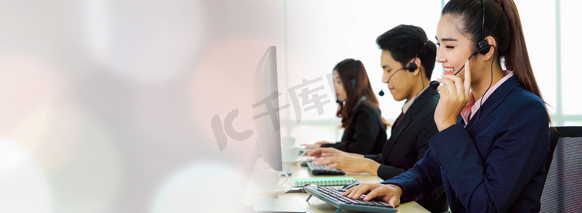 agent摄影照片_Business people wearing headset working in office in widen view