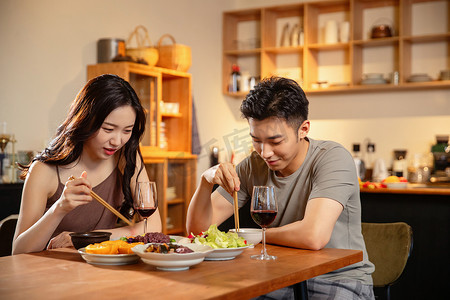 年轻夫妇在家用餐