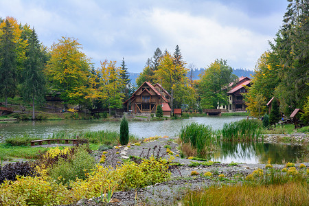 在森林的湖附近的房子, 秋天天。叶子秋天 landsc