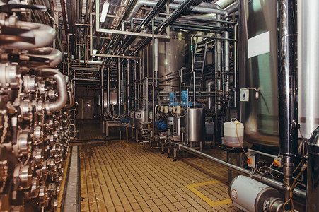 现代酿酒厂内部。工厂车间的过滤啤酒、管道及其他设备用钢制罐或桶。行业背景.