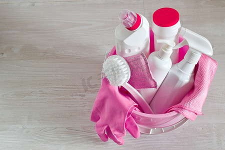 用刷子洗海绵、破布和手套的各种瓶子。女佣的存货清单公寓、房子的清洁度.