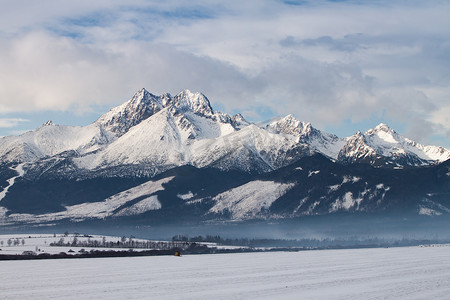 高塔摄影照片_山峰和高塔特拉山区冬季积雪的看法