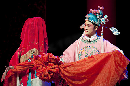 中国四川歌剧表演者能与传统服饰的舞台上表演.