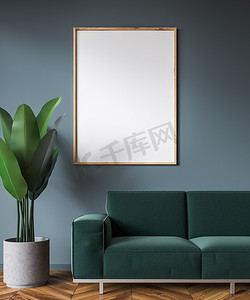 木框架垂直海报挂在一个深绿色的沙发上, 在一个灰色的客厅内部与木地板。3d 渲染模拟