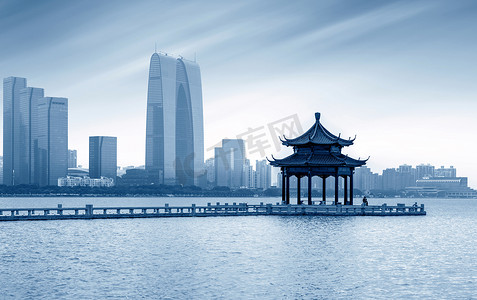 苏州画卷摄影照片_在中国苏州金鸡湖边东方的大门.