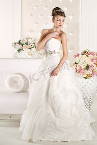华丽的新娘穿着一身精湛的白色婚纱