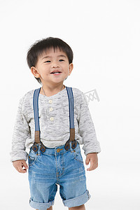半长的工作室肖像可爱, 可爱, 亚洲幼儿男孩穿着牛仔工作服, 长袖 t恤, 愉快地微笑, 在孤立的白色背景