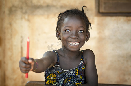 非洲女孩抱着彩色铅笔