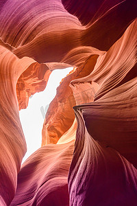 羚羊峡谷-位于纳瓦霍土地附近佩奇, 亚利桑那州, 乌萨-美丽的彩色岩层在插槽峡谷在美国西南部