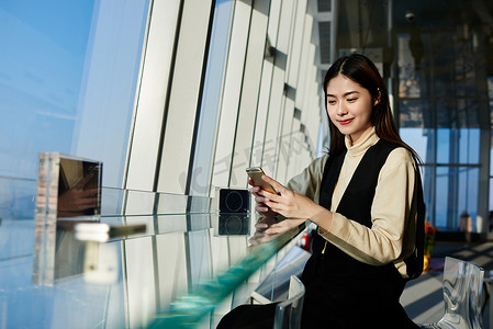  女人看在社会网络中的视频