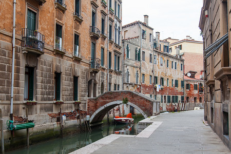 威尼斯，意大利-2015 年 4 月 29 日。与步骤通过街道运河桥