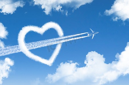 高空客机以云彩的形式刺穿了心脏.