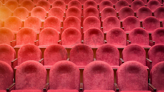 从楼梯上观看剧院或电影院的舒适的红色座椅。红色座椅曲线
