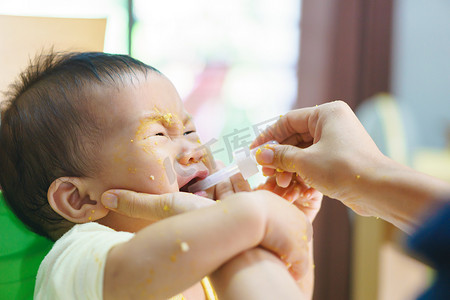 亚洲婴儿拒绝吃药
