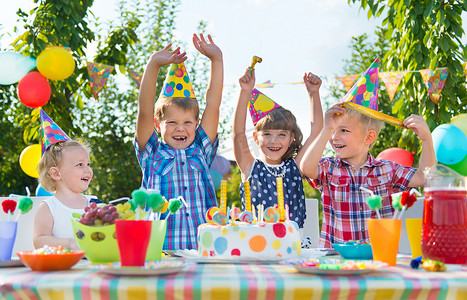 生日氣球摄影照片_组的孩子们开心的生日聚会