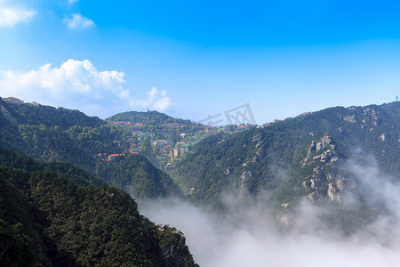 庐山摄影照片_云和雾中的山小镇