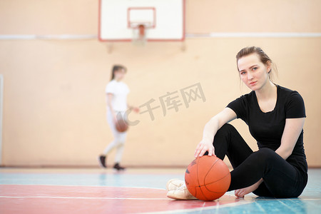 女孩打篮球摄影照片_女孩在健身房打篮球
