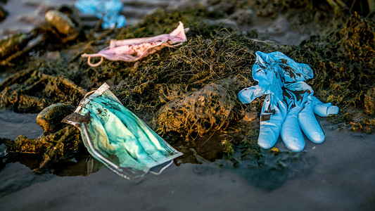 海洋类摄影照片_珊瑚类塑料废物污染环境.可处置的面罩会在海洋中喷出垃圾.在海水中弃置的一次性医疗面罩