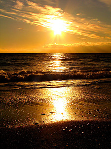 海上升太阳摄影照片_海冲浪.