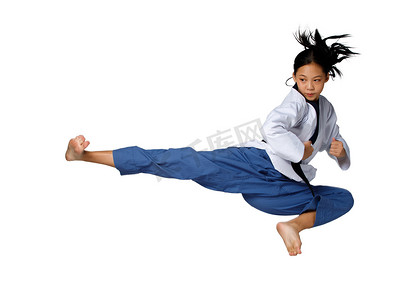 体育少女跳得很高,像漂浮在空中一样地踢来踢去.12-15岁的亚洲青年运动员，身穿跆拳道卡拉塔制服，背景白色，全身而退