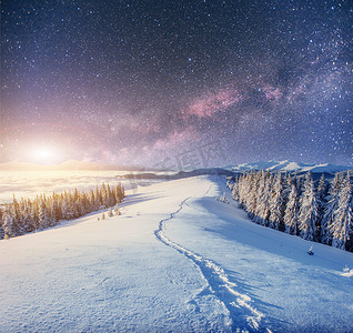 在白雪皑皑的冬季夜晚的星空。神奇的银河系中新