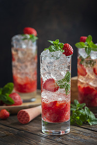 混合草莓、冰块和薄荷的莫吉托鸡尾酒，有选择性的焦点图像