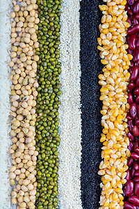 谷粒种子豆在木制背景上.全麦和豆子谷物和豆类。不同的干豆类食物对健康的影响