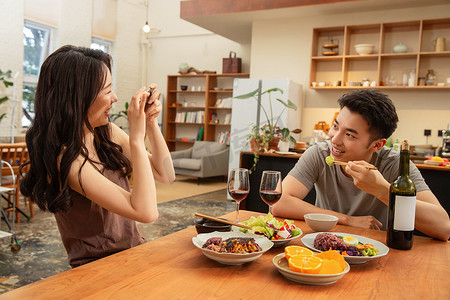 吊带摄影照片_年轻夫妇在家用餐