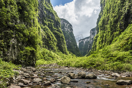 穿越峡谷摄影照片_Itaimbezinho 峡谷内的大西洋雨林