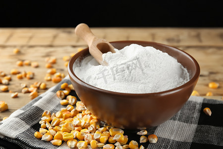 淀粉分子摄影照片_桌上有玉米淀粉和仁的碗