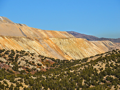 秋天秋天远足玫瑰峡谷黄叉、 大岩及 Waterfork 环径在奥奎尔山，犹他州，美国的宾厄姆铜矿山山景. 