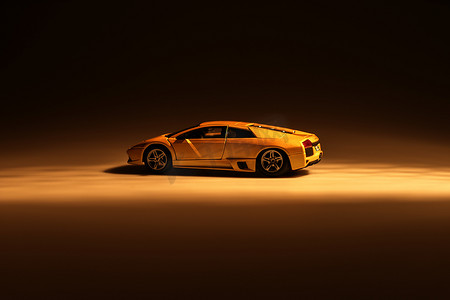 黄色跑车照亮