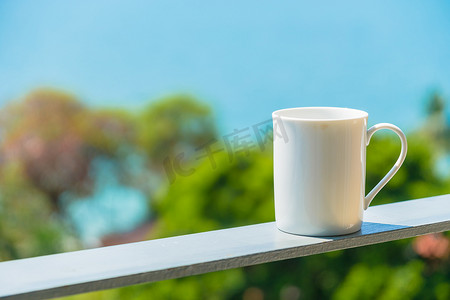 带海景和复印空间的白色咖啡杯