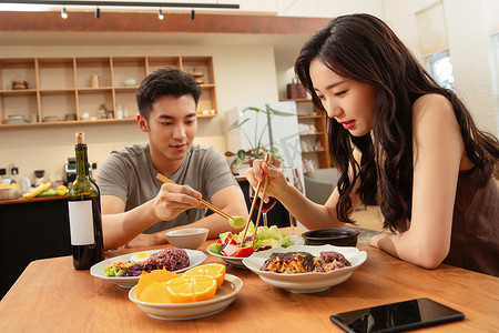 年轻夫妇在家用餐