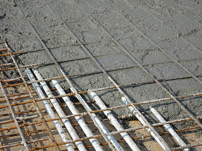 天地形成摄影照片_湿混凝土浇注在钢筋上，形成坚固的楼板，称为钢筋混凝土楼板. 