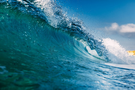 海洋理想的波浪。打破蓝浪