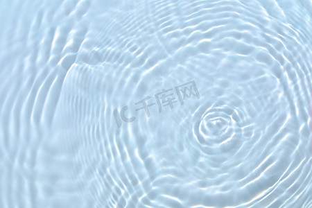 透明蝉翼摄影照片_透明的蓝色清晰平静的水面纹理 