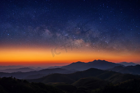 银河越过高山景观, 拿恩海滨长 Suek 山, Pilok 北碧府.