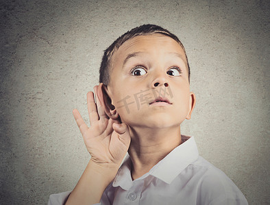 好奇的孩子摄影照片_好奇的人，孩子，听不听，交给耳朵的手势