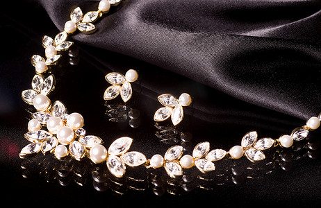 周六福珠宝摄影照片_黑色背景上的美丽珠宝首饰