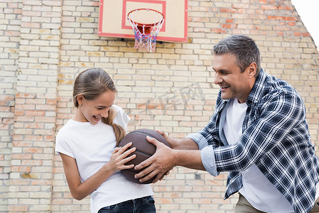 父亲和女儿打篮球