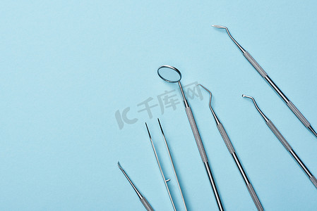 蓝底金属牙科设备的高角视图